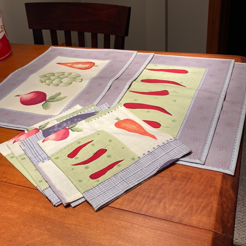 Set of 4 cloth placemats and 4 napkins to match. Cute vegetable print